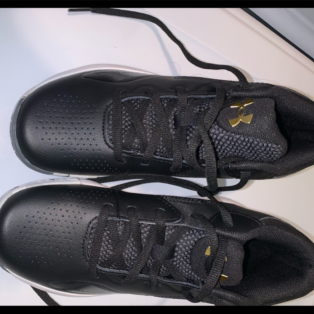 NWOT Under Armor boys black and white sneakers size 4Y